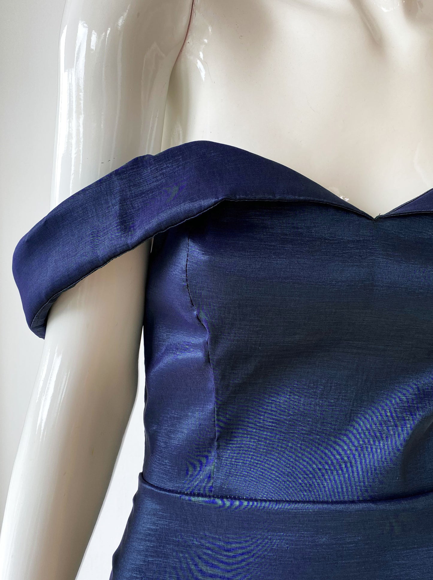 Vestido Sirena hombro caído azul marino.