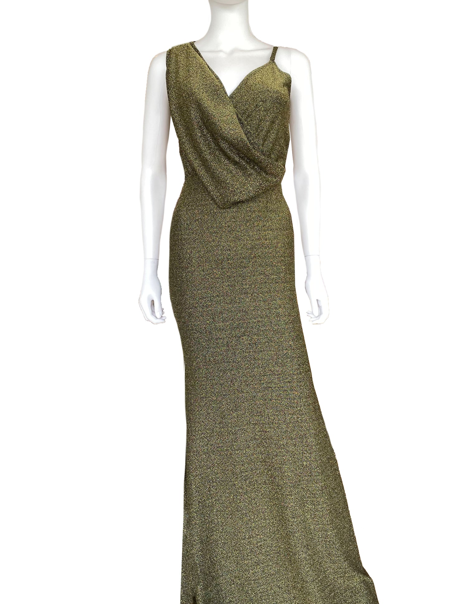 Vestido con colgante dorado.
