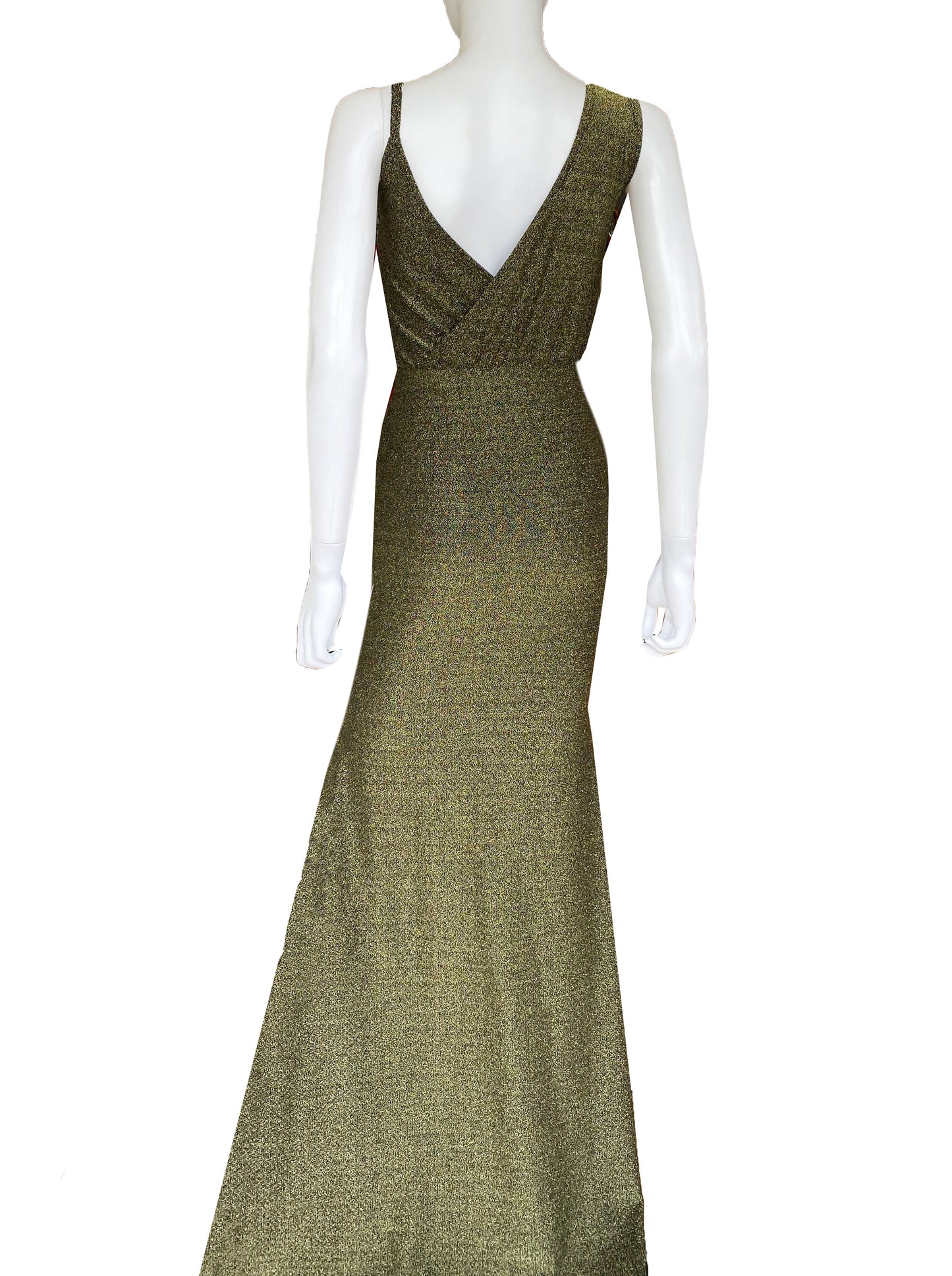 Vestido con colgante dorado.