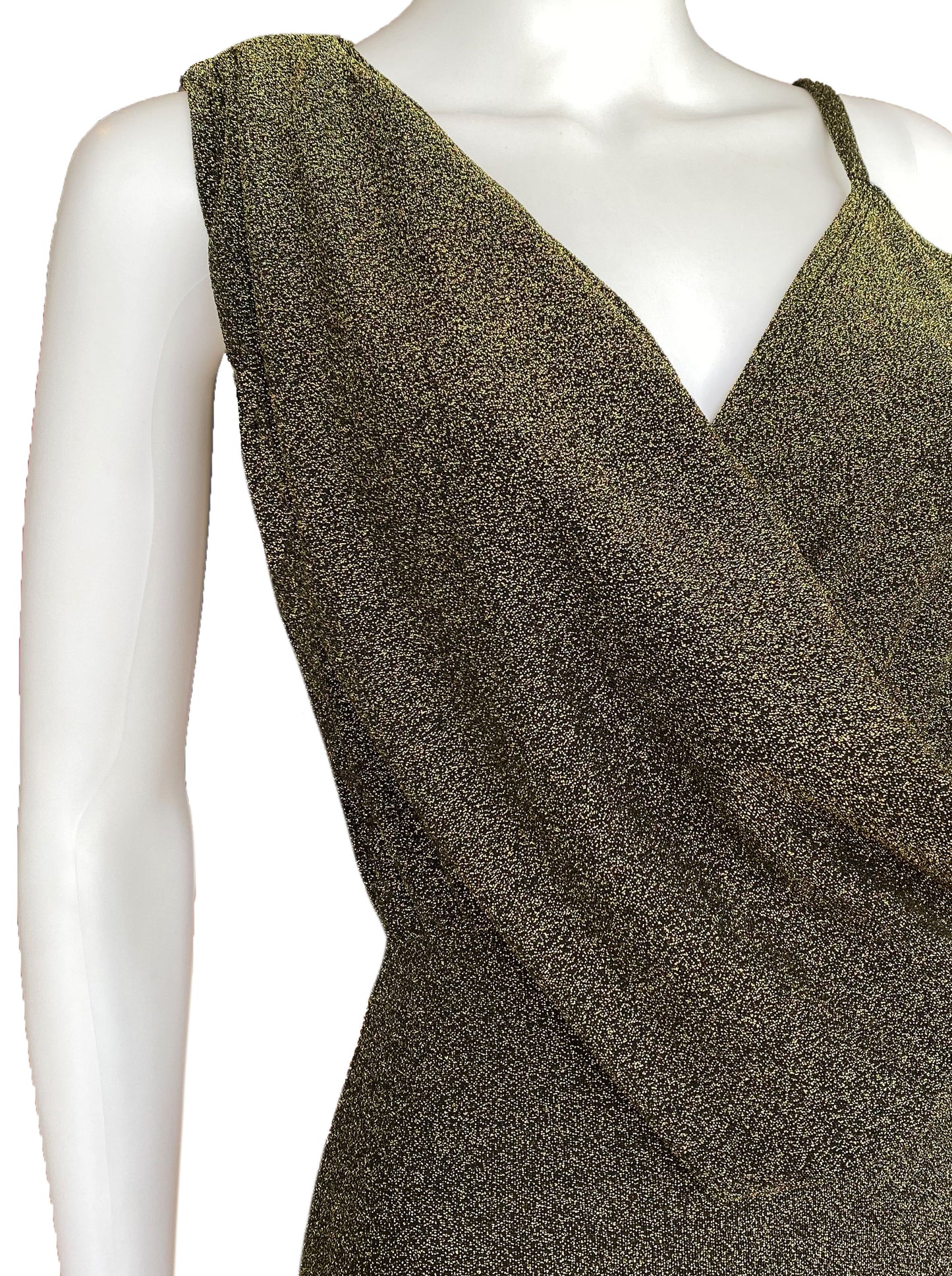 Vestido con colgante dorado.