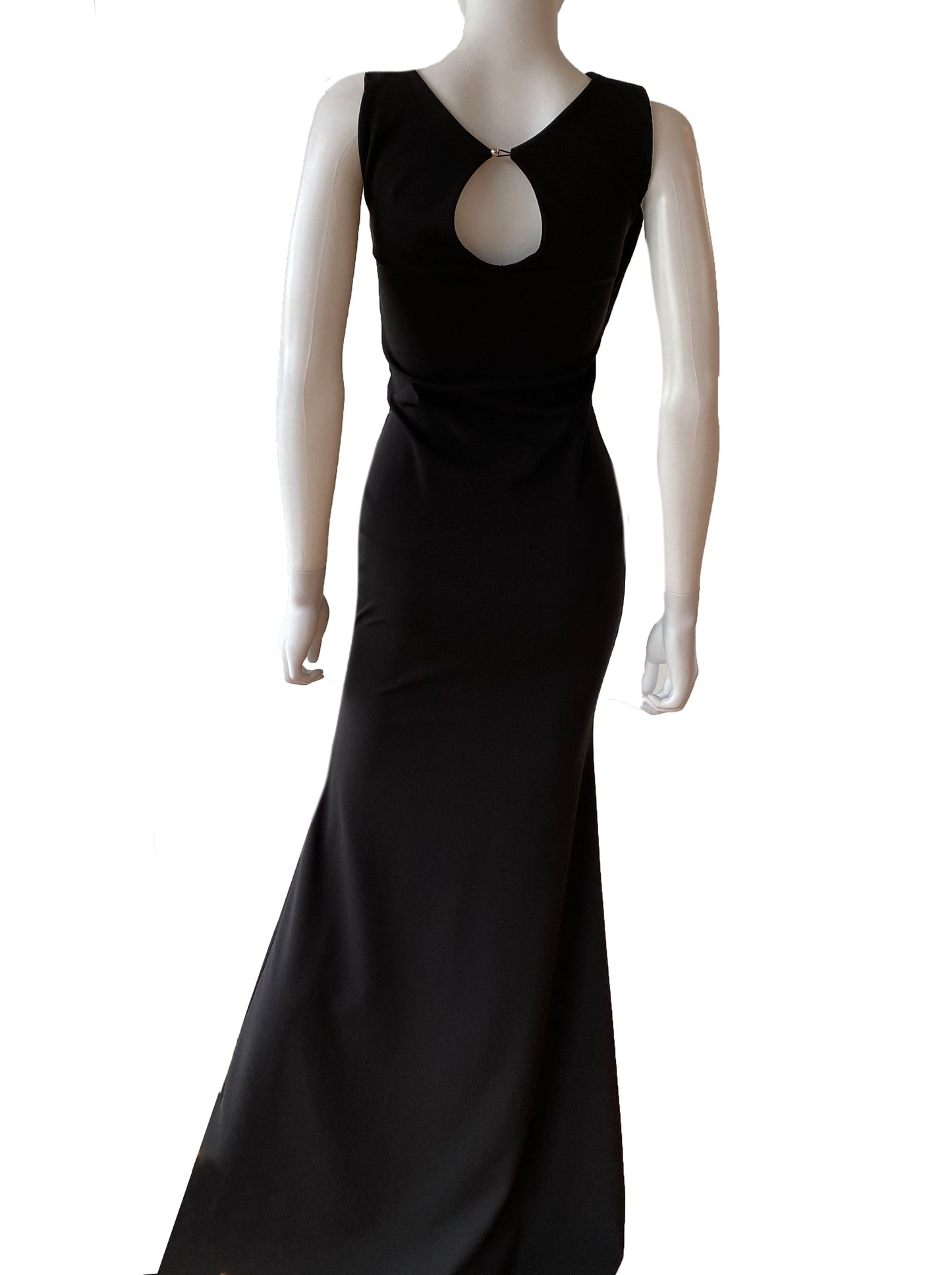 Vestido asimétrico negro.