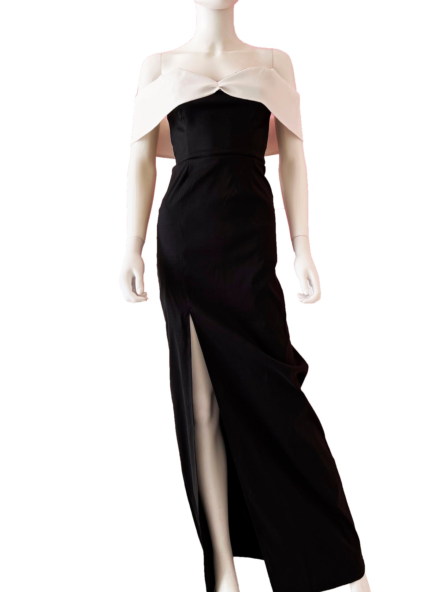 Vestido detalle blanco en hombros.