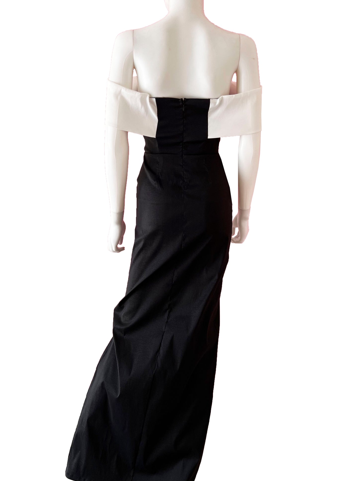 Vestido detalle blanco en hombros.