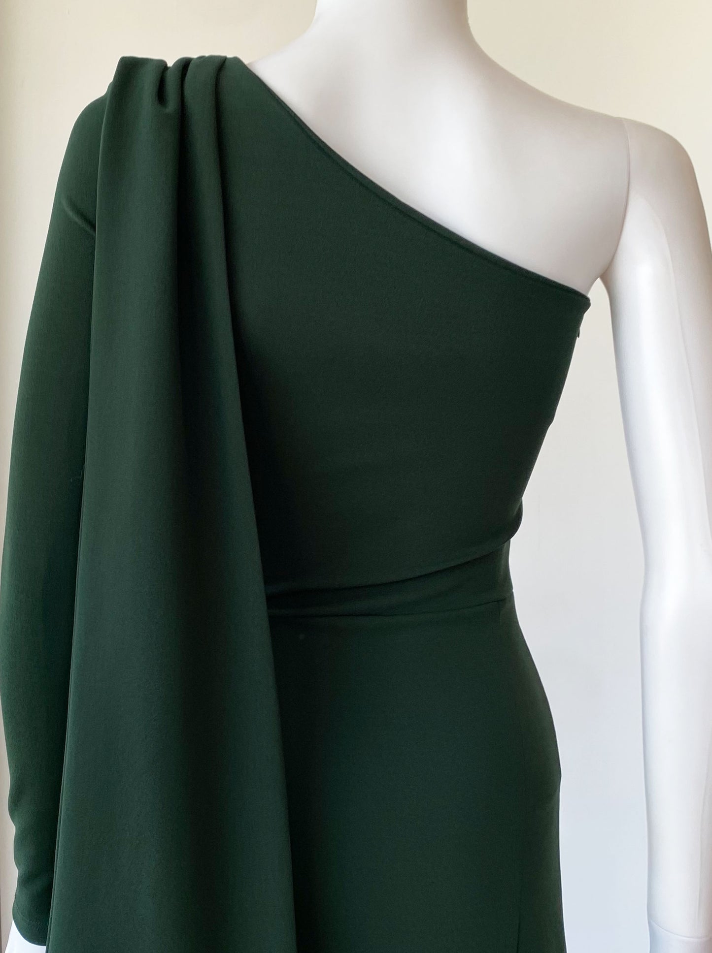 Vestido con colgante en hombro verde.
