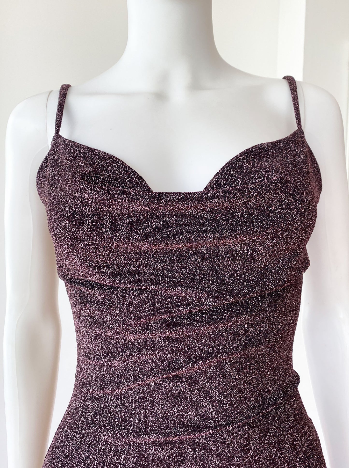 Vestido escote caído rosa.