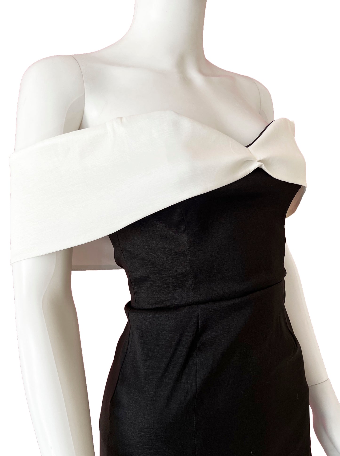Vestido detalle blanco en hombros.