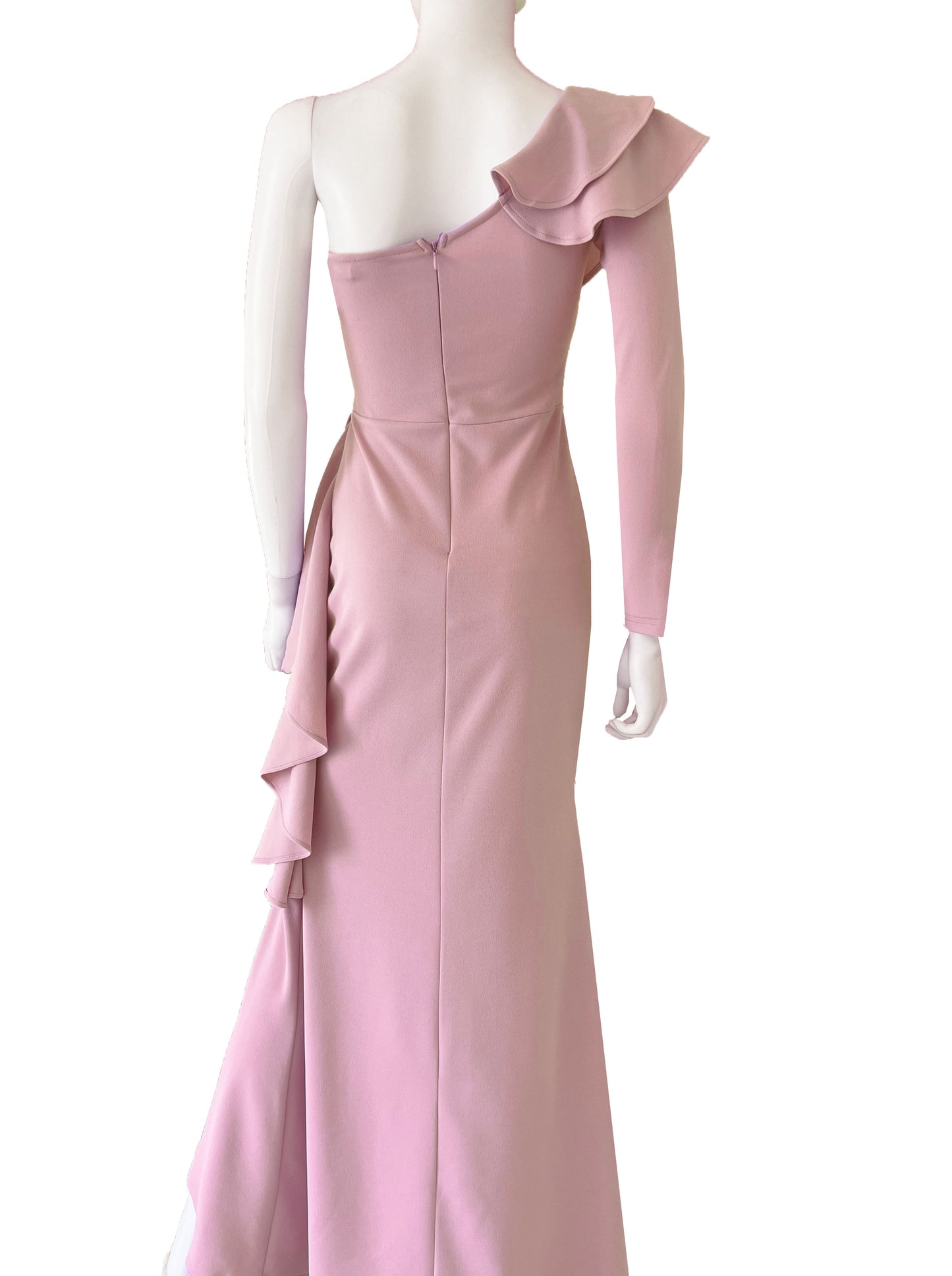 Vestido una manga con volantes rosa palo.
