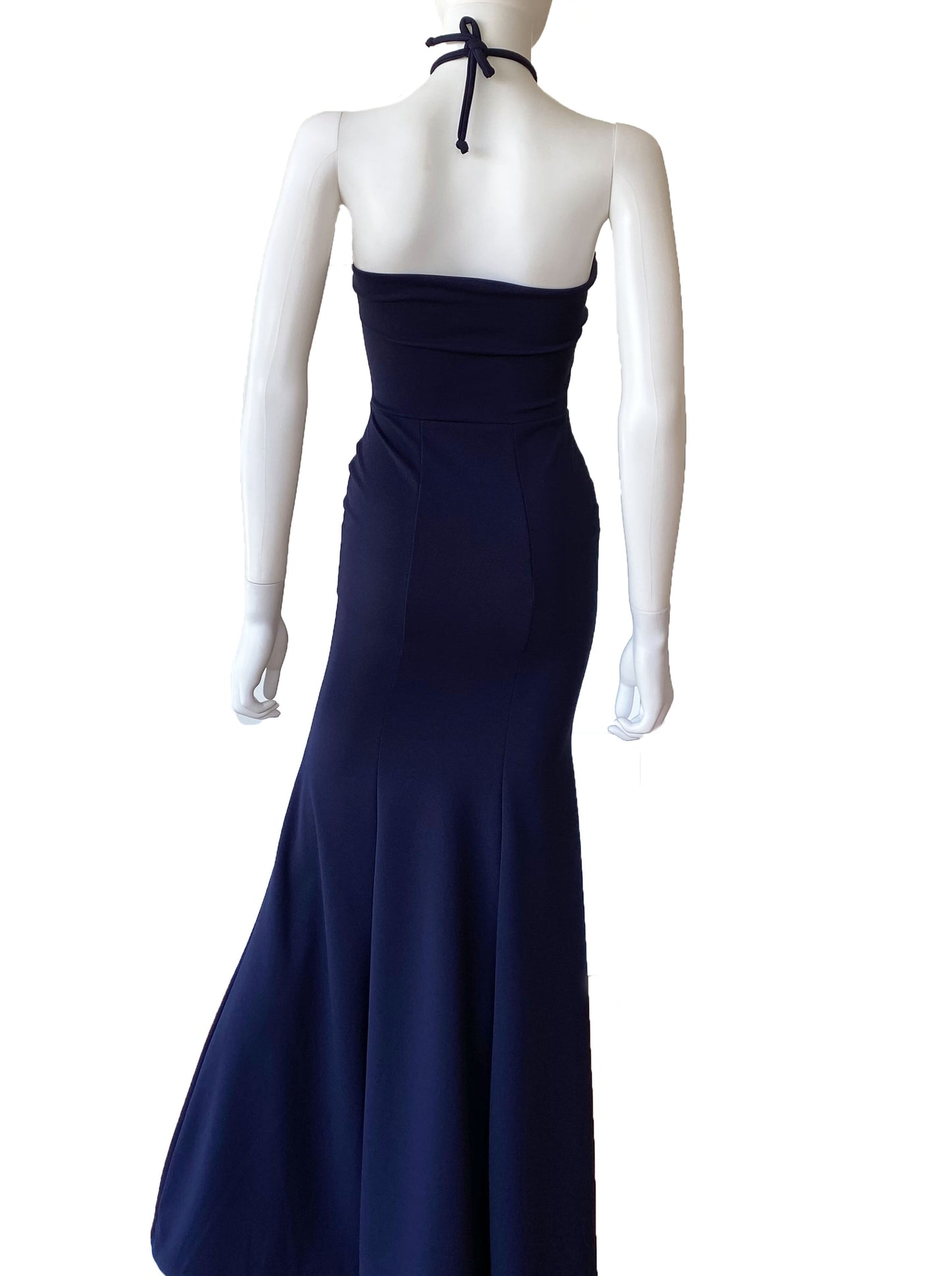 Vestido pieza halter azul marino.