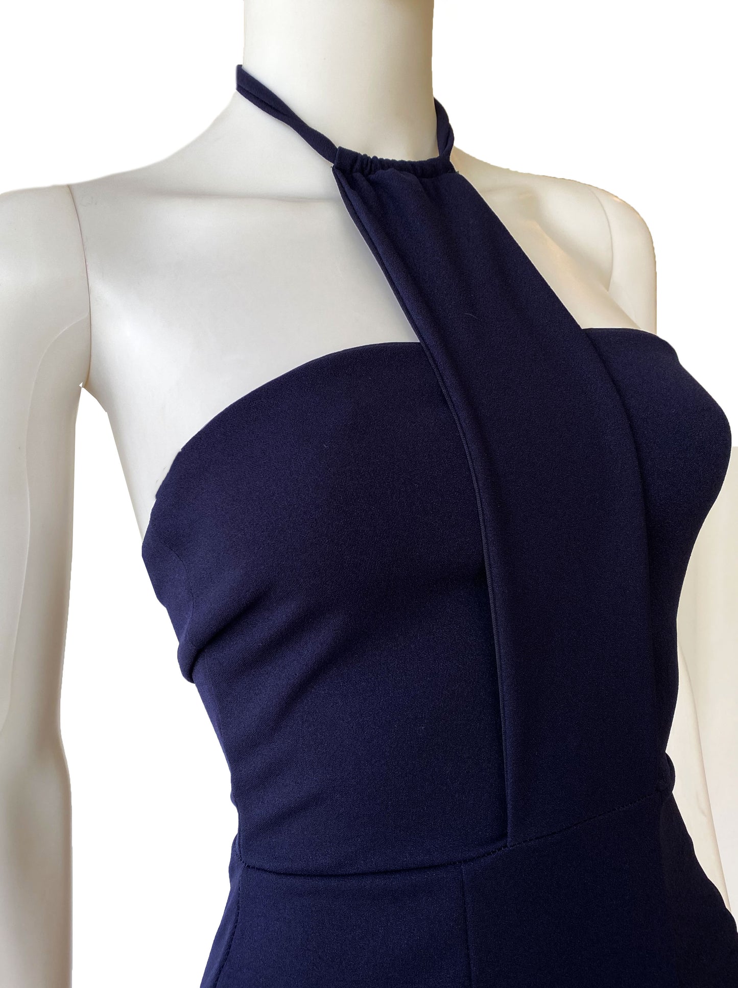 Vestido pieza halter azul marino.