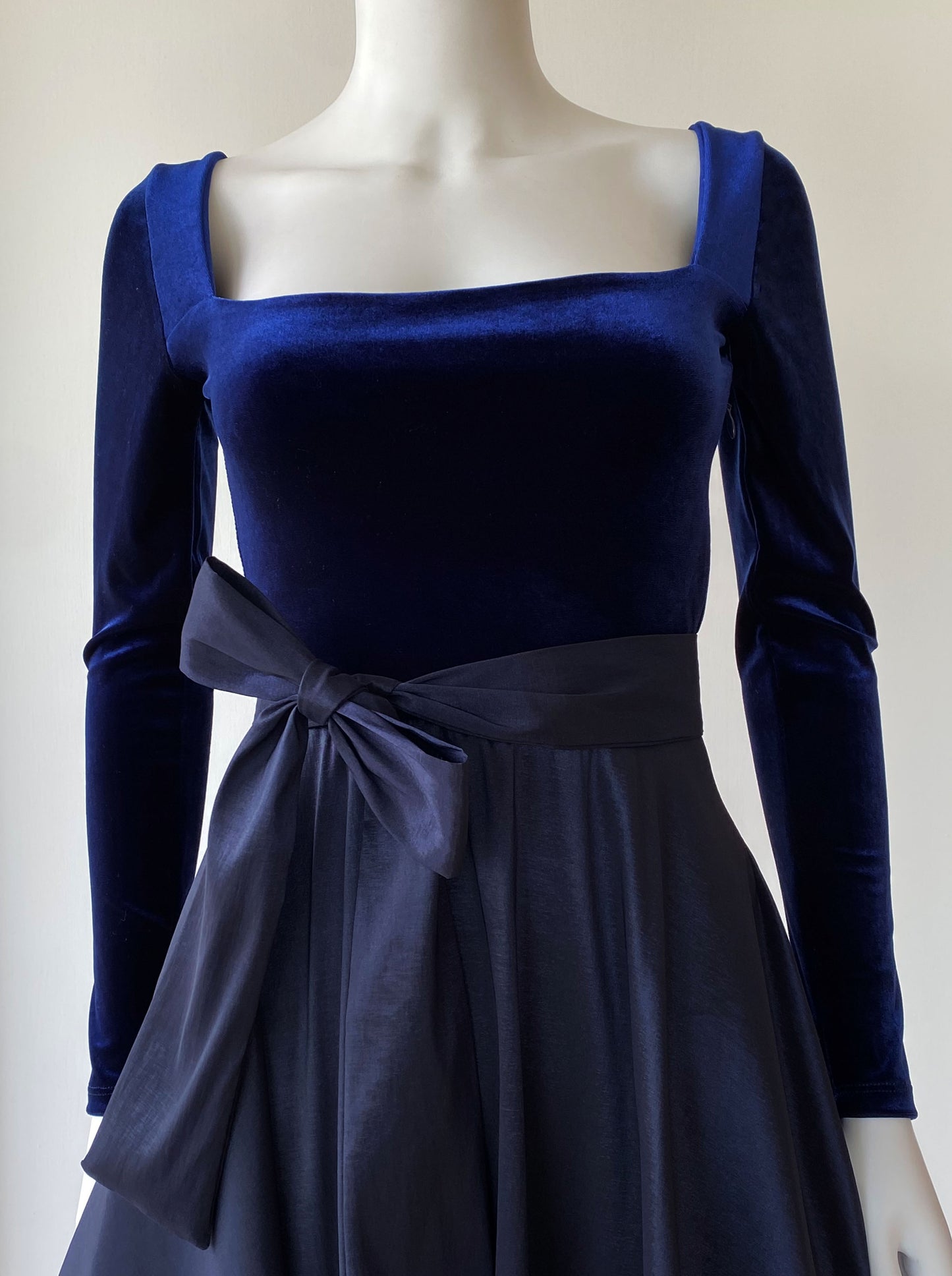 Vestido velvet tafeta azul marino.