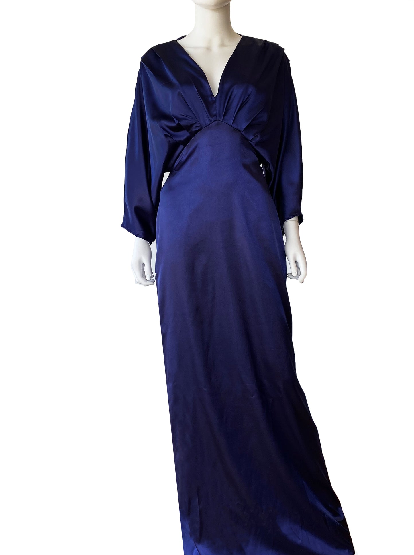 Vestido satén manga larga azul marino.