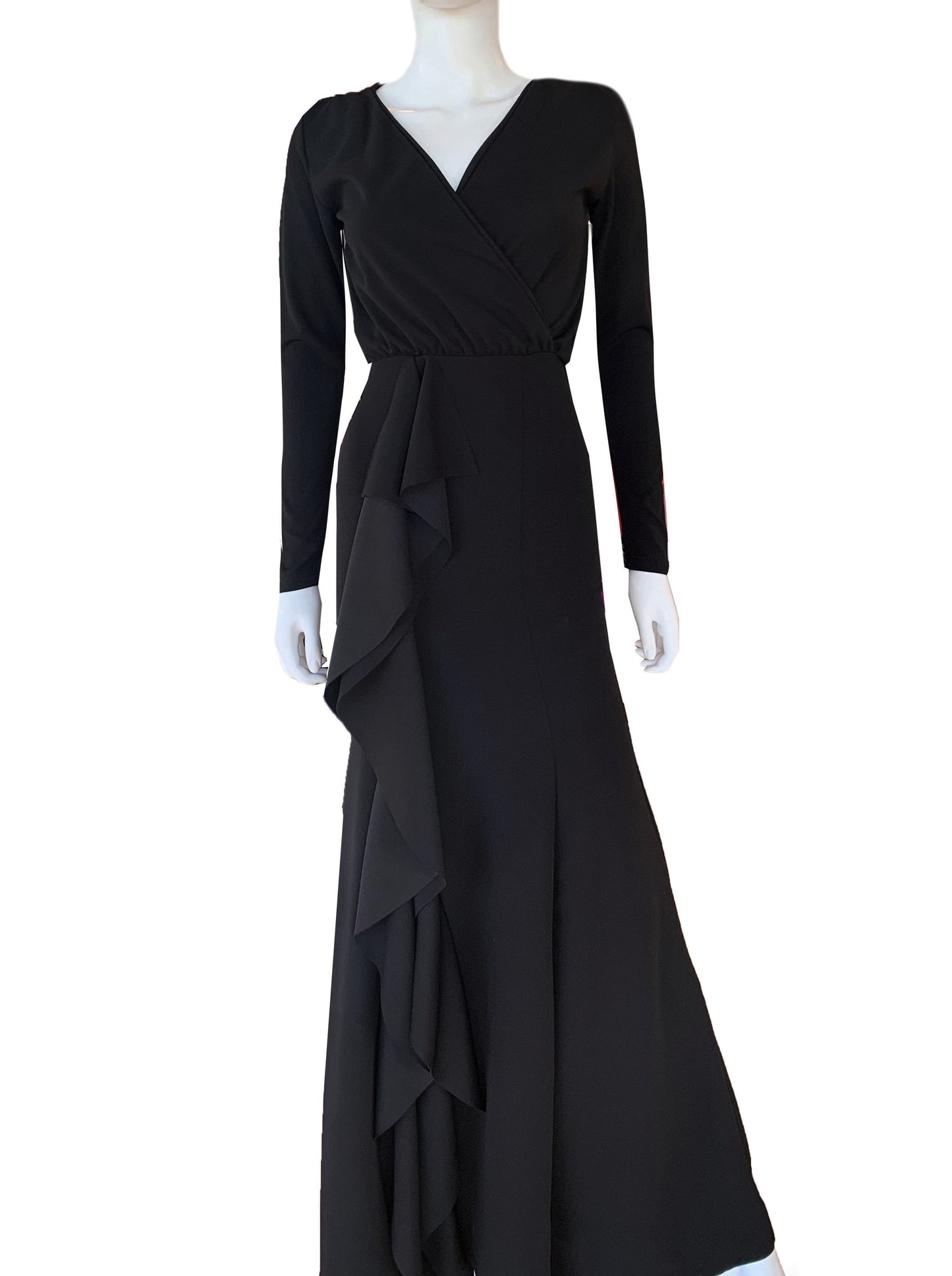 Vestido manga larga volantes al frente negro.