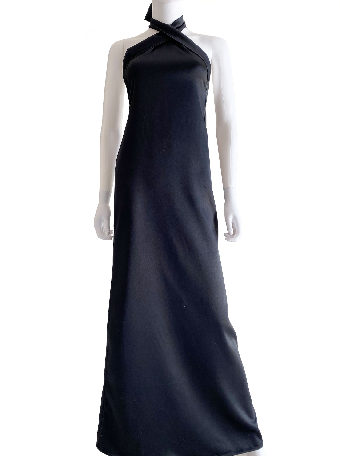 Vestido halter satén negro.