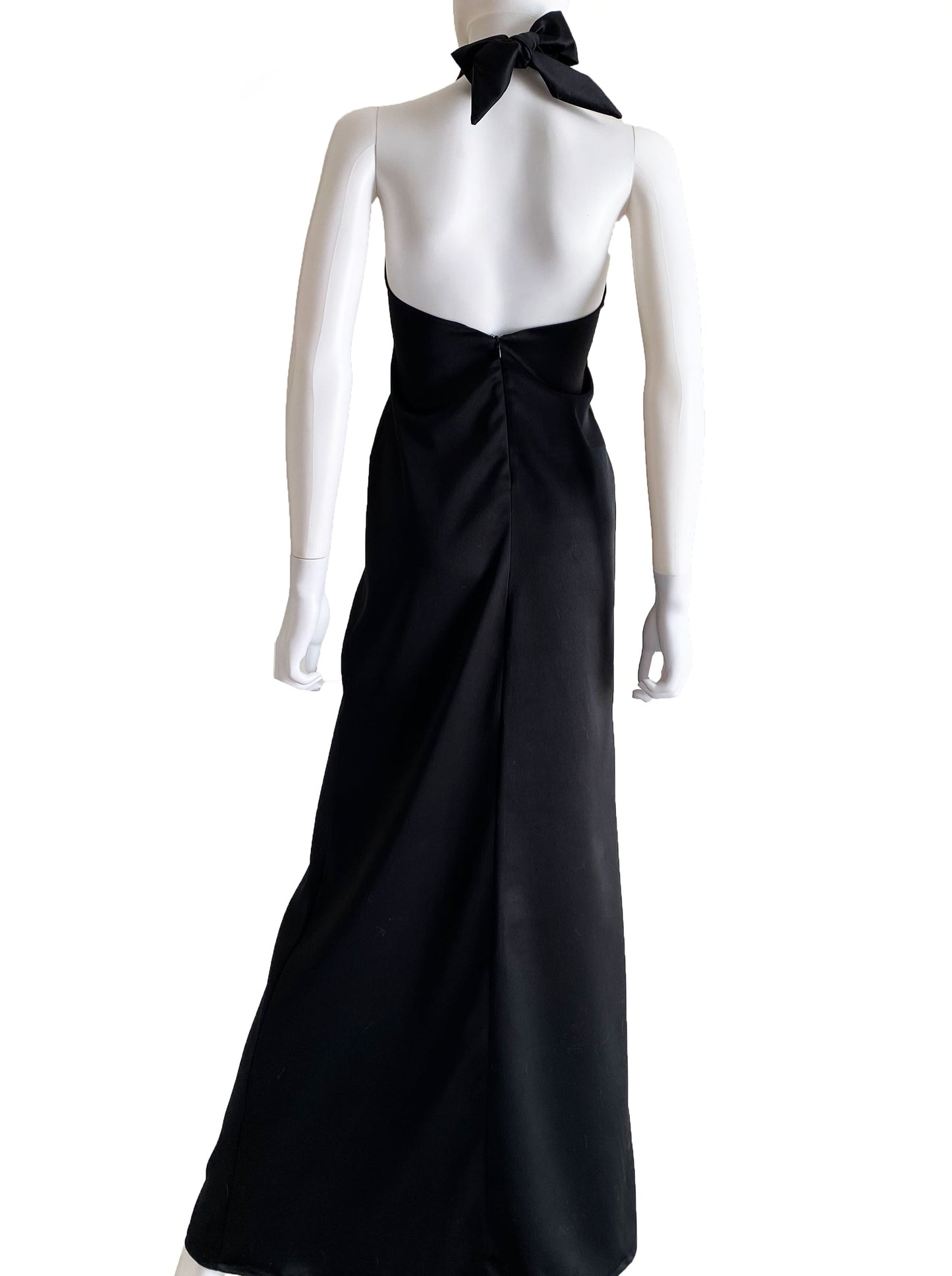Vestido halter satén negro.