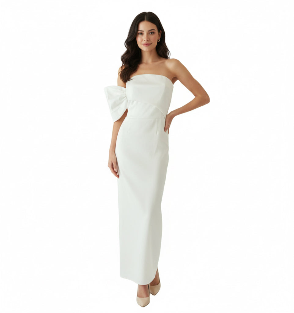 Vestido moño en brazo falda recta blanco.