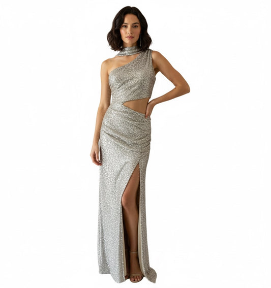 Vestido lentejuela con colgante plateado.