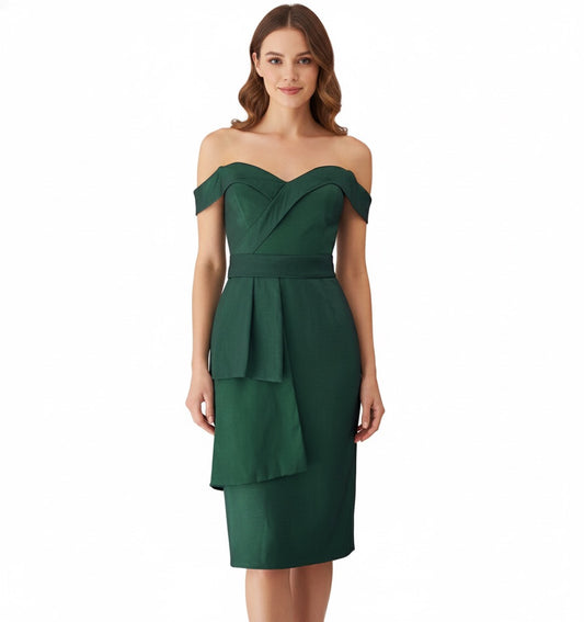 Vestido sin hombros moño midi verde.