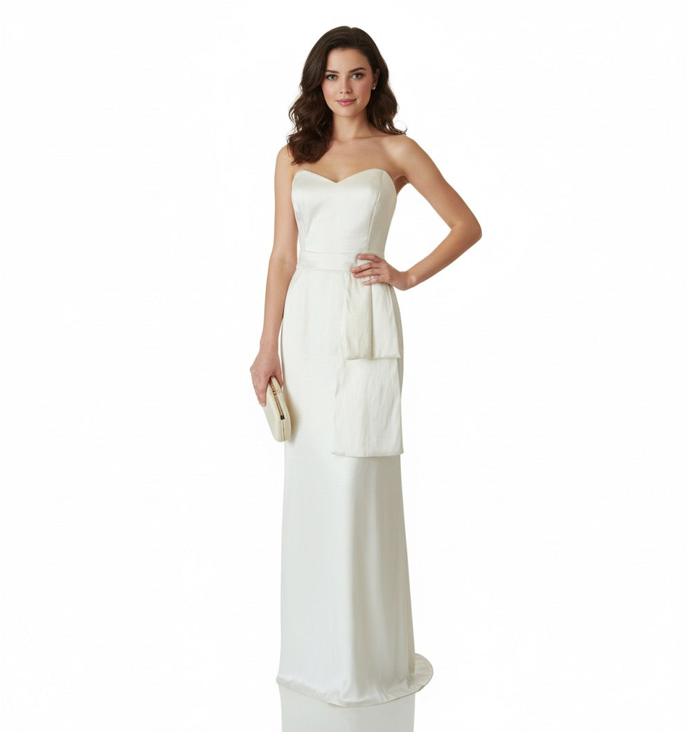 Vestido moño en cadera strapless ivory.