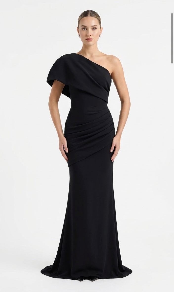 Vestido plisado en cadera y en un brazo negro