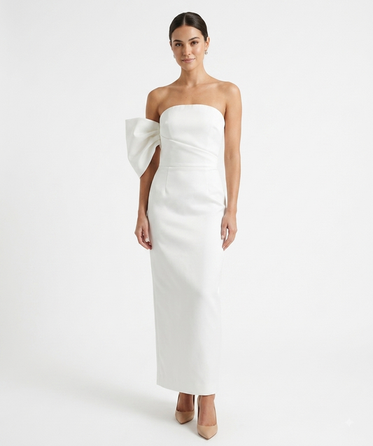 Vestido moño en brazo falda recta blanco.