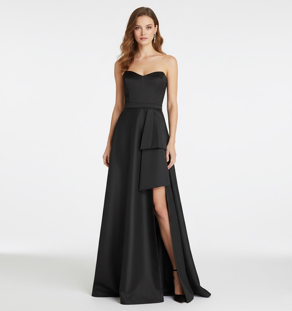 Vestido strapless moño en falda negro.