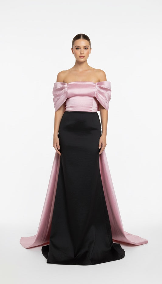 Vestido rosa con negro cauda.