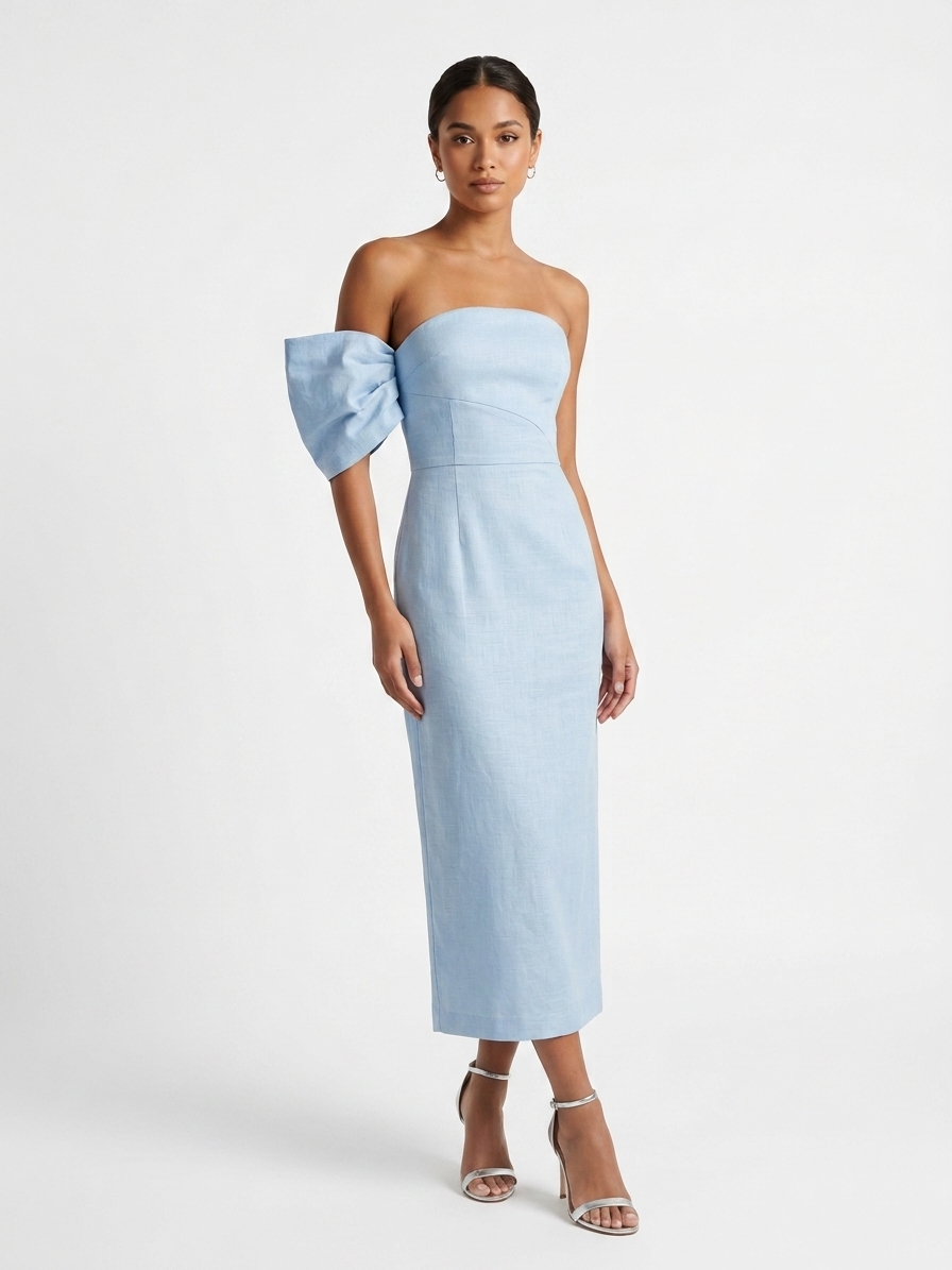 Vestido moño en brazo falda recta azul cielo.