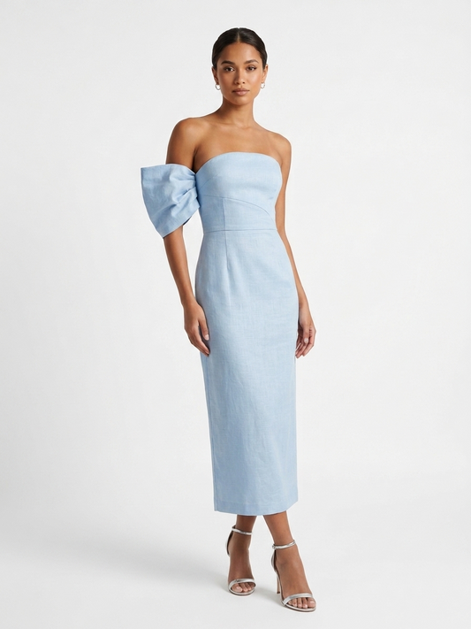 Vestido moño en brazo falda recta azul cielo.