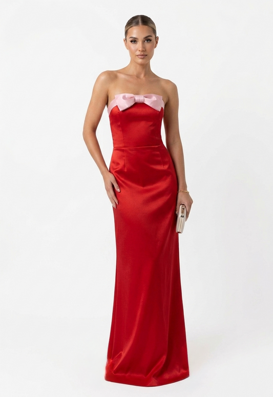 Vestido strapless rojo con detalle rosa