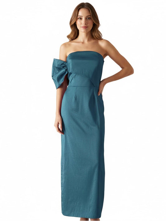 Vestido midi moño en brazo falda recta turquesa.