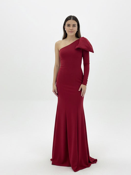 Vestido con moño en hombro rojo.