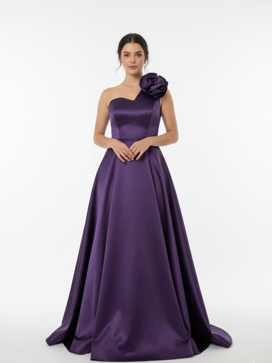 Vestido flor en hombro uva.