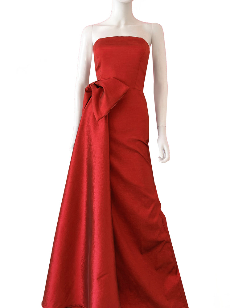 Vestido cauda lateral con moño rojo