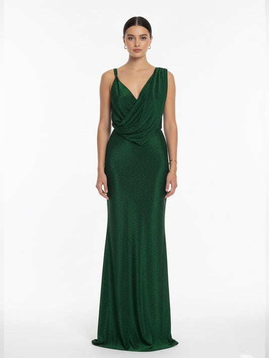 Vestido con colgante verde.