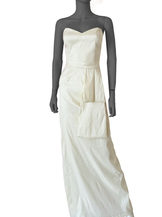 Vestido moño en cadera strapless ivory.