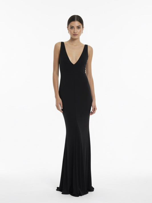 Vestido escote negro.