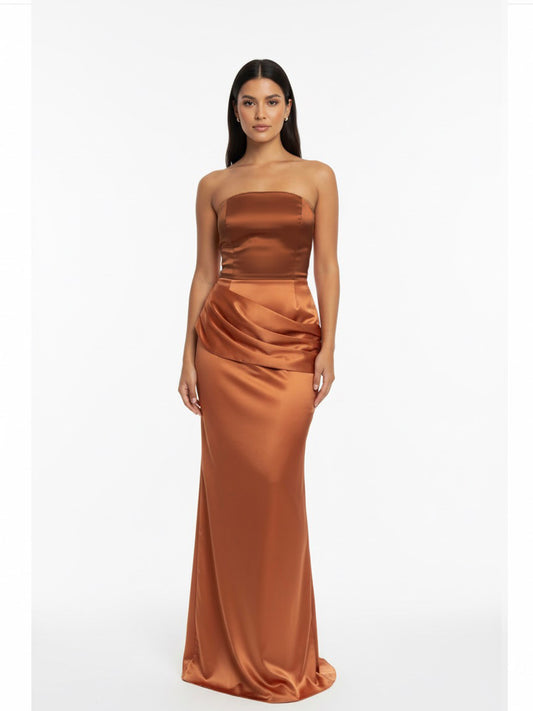 Vestido strapless con detalle en cadera terracota