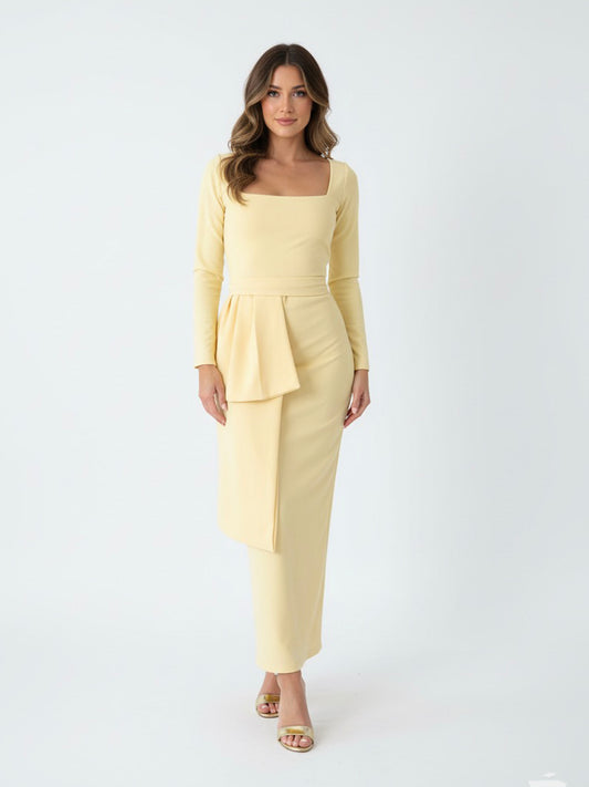 Vestido escote cuadrado y moño en falda midi.