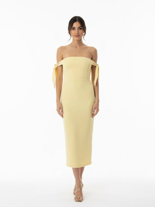 Vestido amarres en brazo amarillo.