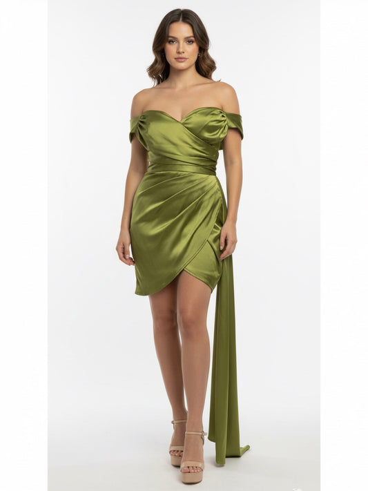Vestido corto plisado con cauda