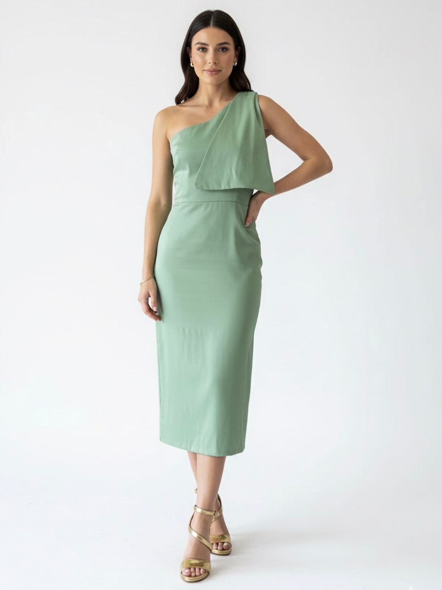 Vestido midi triángulo en hombro pistache.