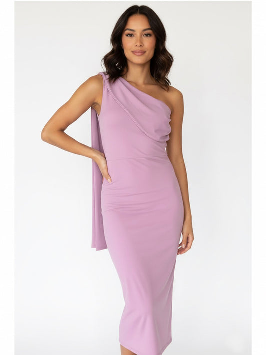 Vestido colgante en un hombro lila rosado.