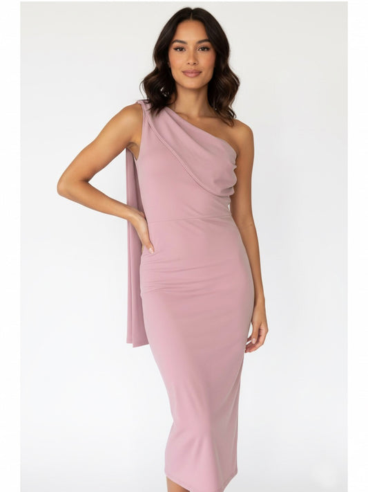 Vestido colgante en un hombro rosa palo.