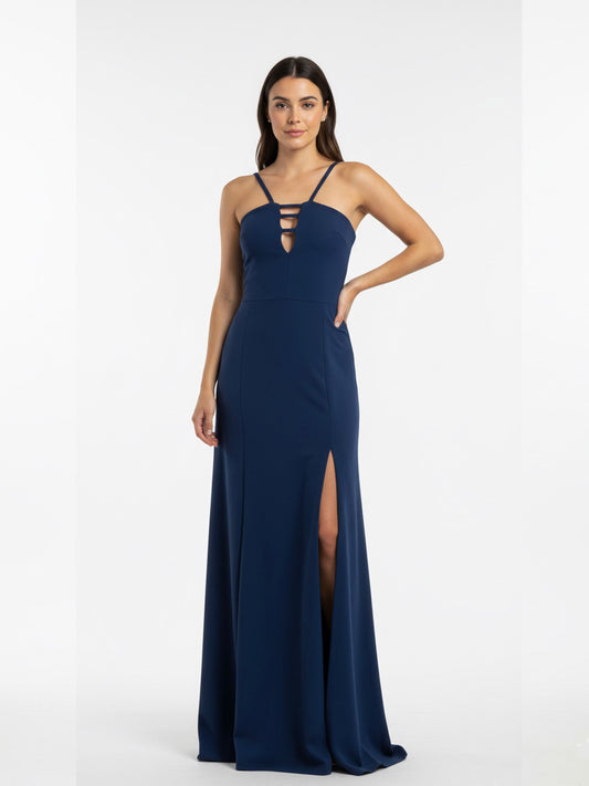 Vestido dos straps en escote azul marino.