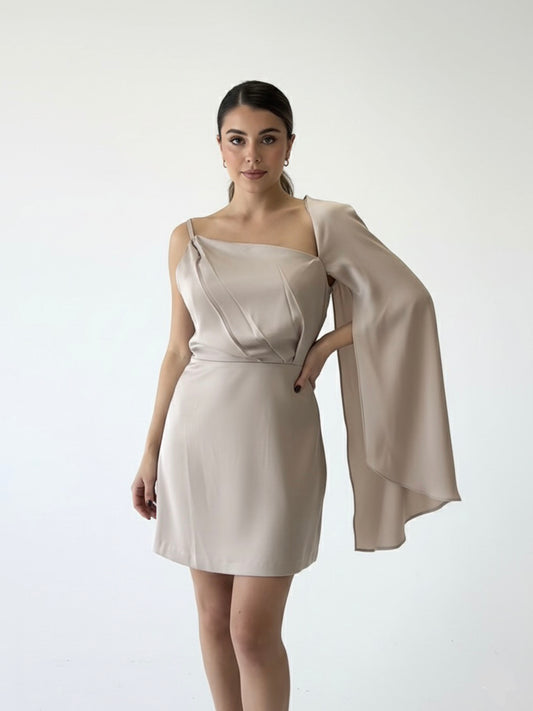 Vestido mini un tirante y manga colgante beige