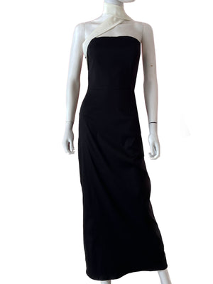 Vestido negro con detalle en cuello bco.