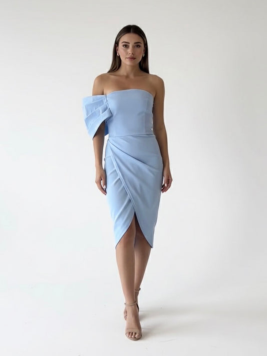 Vestido midi tulipán detalle en brazo azul cielo.
