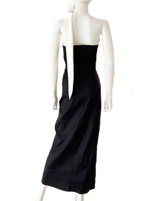 Vestido negro con detalle en cuello bco.