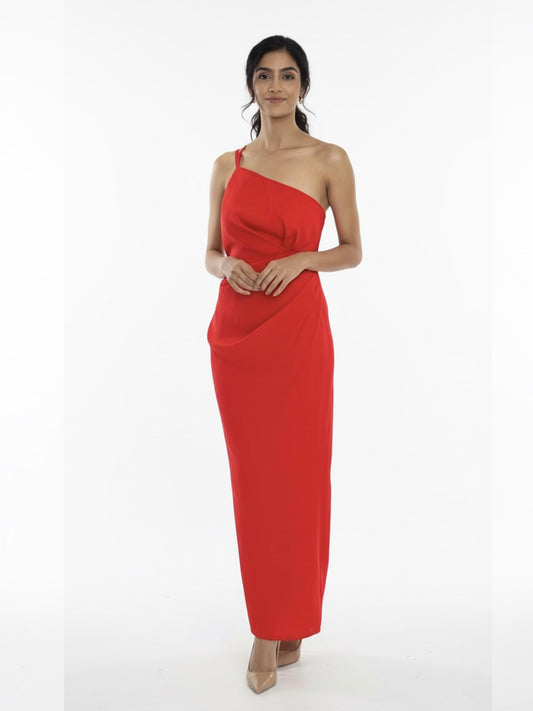 Vestido rojo drapeado en cintura.