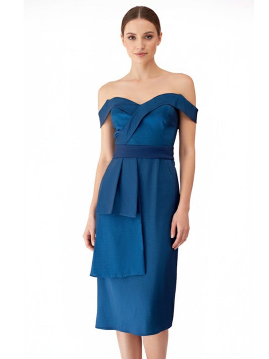 Vestido sin hombros moño midi azul.
